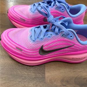 Like NEW Nike Pink and Light Blue Sneakers vomeros